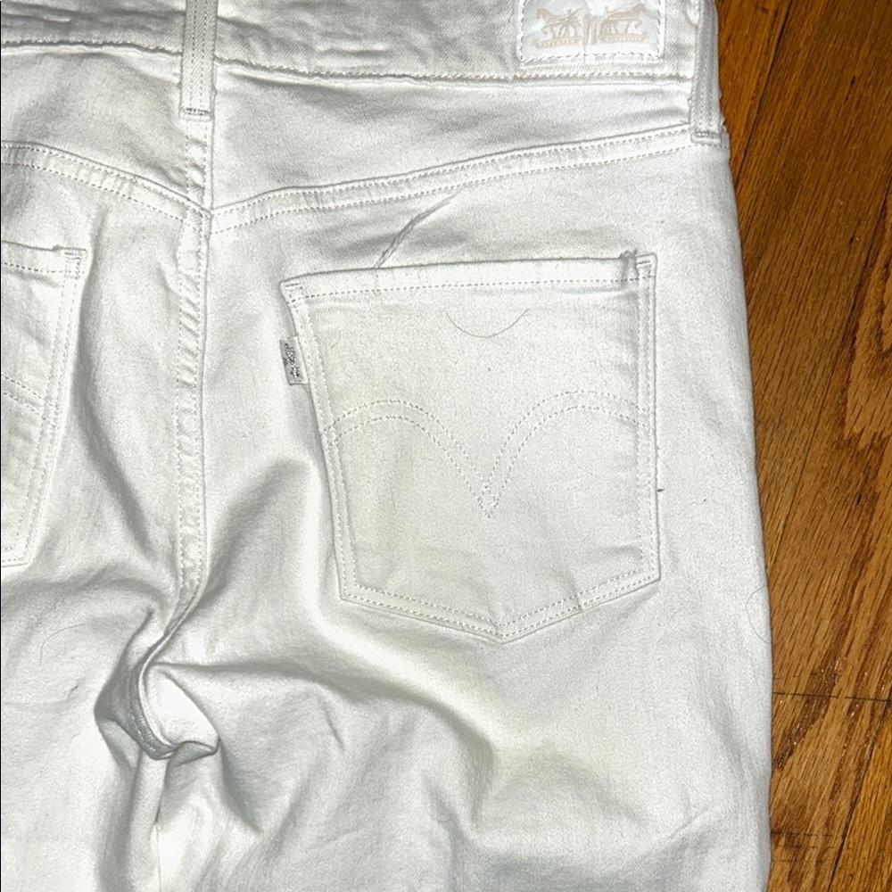 2x15 Levi's White Capri Pants with Frayed Hem - Picture 5 of 7